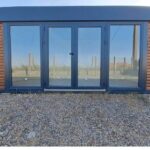 Module Préfabriqué de 13 m² – Bardage Bois, Toit Plat et Façade Vitrée